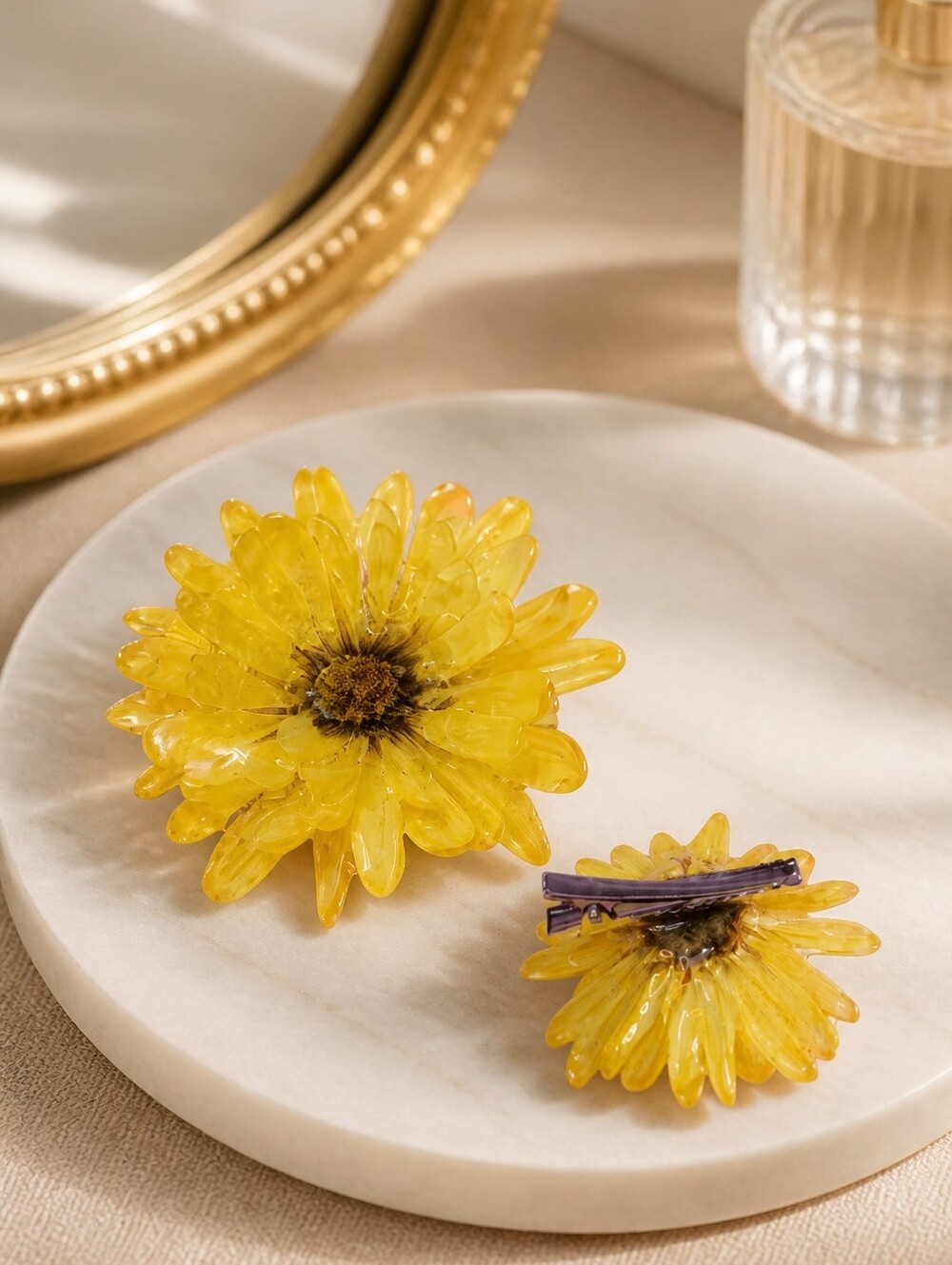 #541 HAND CRAFTED Haur Clip handmade Real Flower Resin Yellow Daisy